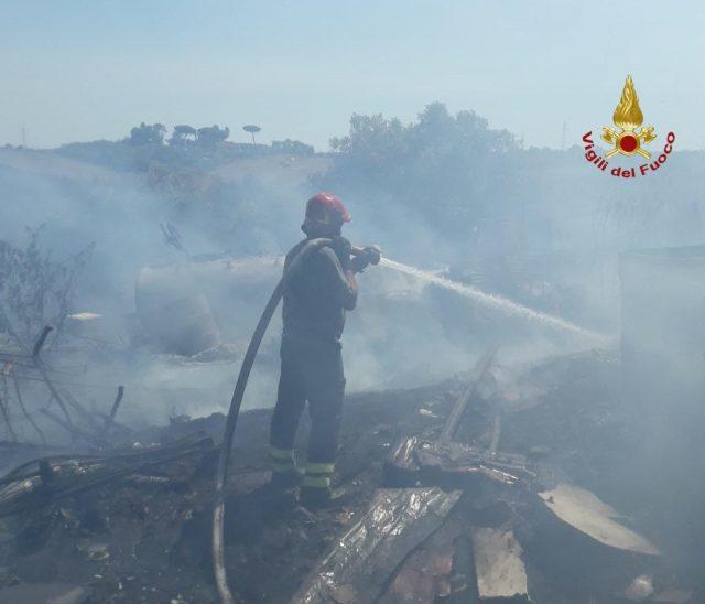 ROMA: INCENDIO ALL’INSUGHERATA, PAURA TRA I RESIDENTI