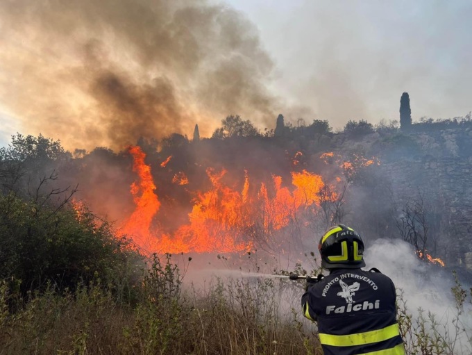 FONDI: SOS INCENDI, INTERVIENE IL SINDACO
