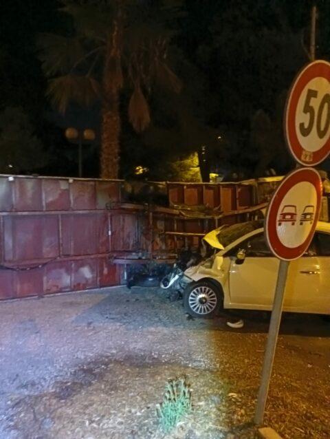 LATINA: GIOVANE SI SCHIANTA CON L’AUTO CONTRO UNA VELA