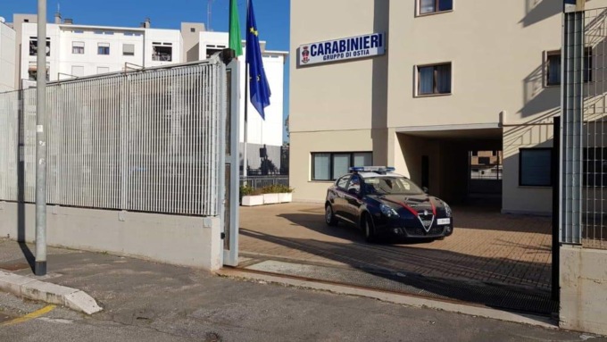 ROMA: PALPEGGIA DUE MINORI IN SPIAGGIA, FERMATO