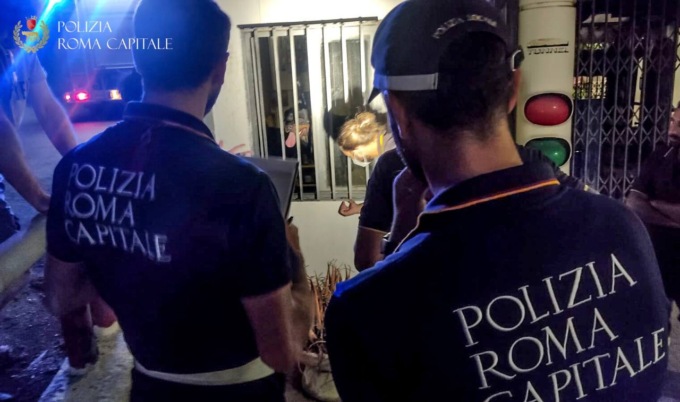 ROMA: CANI RINCHIUSI SENZA ACQUA E CIBO, SALVATI DALLA POLIZIA LOCALE