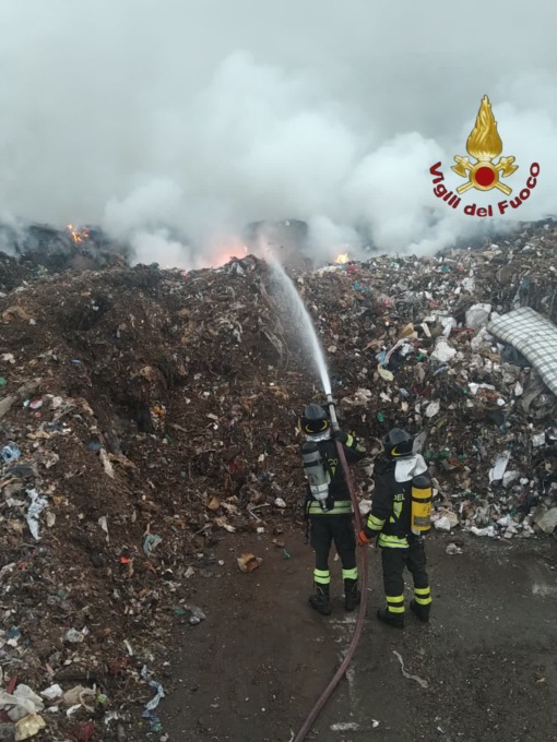 CIAMPINO: DISCARICA DI RIFIUTI IN FIAMME