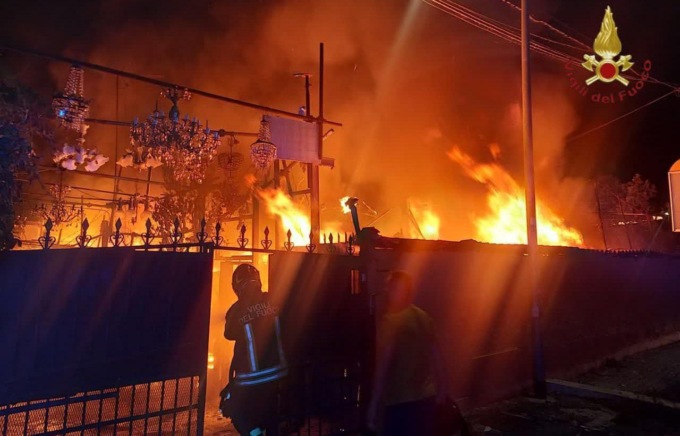 ROMA: INCENDIO DISTRUGGE BARACCA