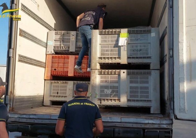 ROMA: FERMATI SUL GRA CON UN CARICO DI DROGA