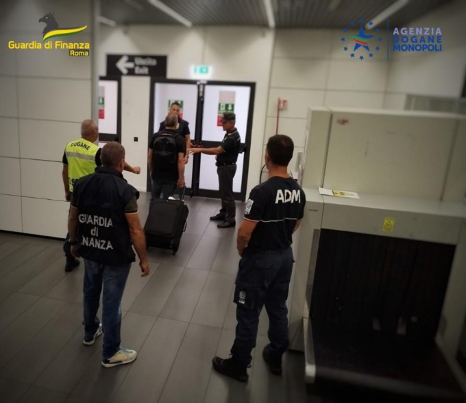 CIAMPINO: VALUTA NON DICHIARATA, SEQUESTRATI 80 MILA EURO