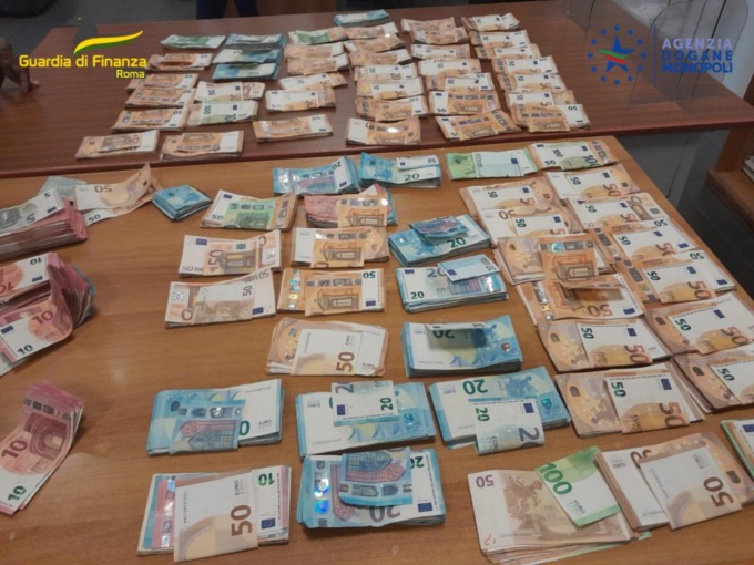 CIAMPINO: VALUTA NON DICHIARATA, SEQUESTRATI 80.000 EURO