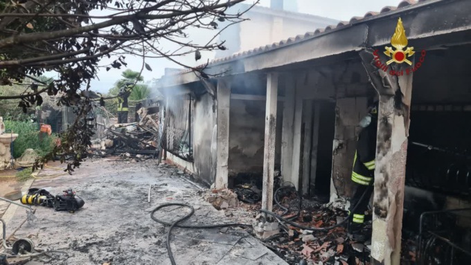 ROMA: INCENDIO IN UNA VILLETTA