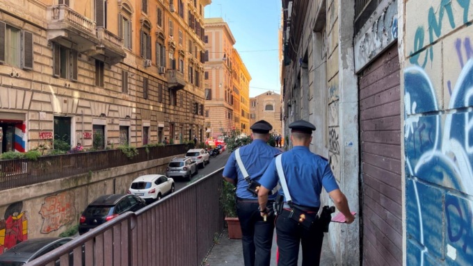 ROMA: PICCHIATO PER IL PORTAFOGLI, FERMATI DUE UOMINI