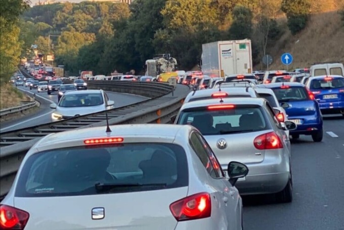 POMEZIA: SCONTRO TRA DUE TIR E DUE AUTO, CHIUSA LA PONTINA