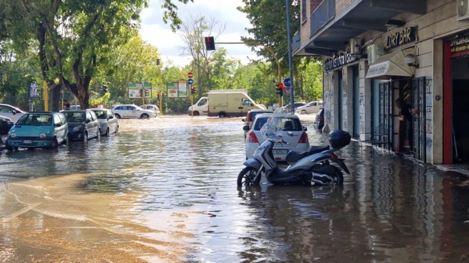 ROMA: ESPLODE UNA TUBATURA, ALLAGAMENTO A TALENTI