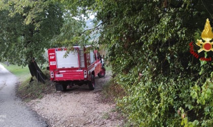 In fiamme cumulo di rifiuti abbandonato in strada