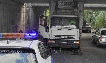 ROMA: DANNEGGIA UN PONTE CON IL CAMION, SANZIONATO