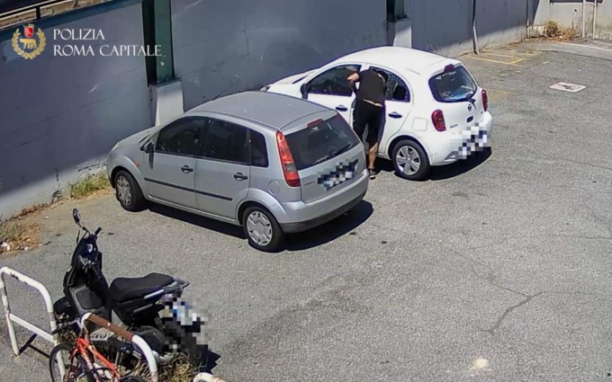 ROMA: FURTO ALLA MURATELLA, INCASTRATO DALLE TELECAMERE