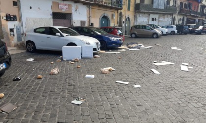 ROCCA DI PAPA: BUTTA ARREDI ED ELETTRODOMESTICI DALLA FINESTRA, TENSIONE IN VIA GRAMSCI