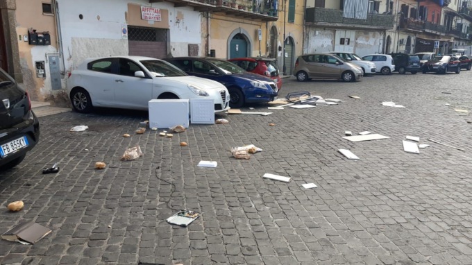 ROCCA DI PAPA: BUTTA ARREDI ED ELETTRODOMESTICI DALLA FINESTRA, TENSIONE IN VIA GRAMSCI