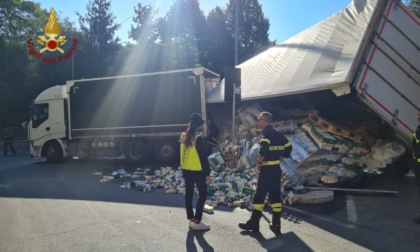 RIANO: CAMION PERDE IL CARICO, STRADA RICOPERTA DA CONFEZIONI DI SUCCHI DI FRUTTA