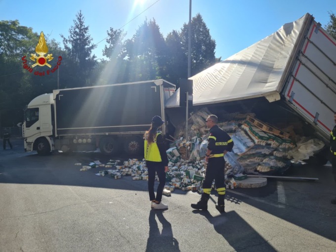 RIANO: CAMION PERDE IL CARICO, STRADA RICOPERTA DA CONFEZIONI DI SUCCHI DI FRUTTA