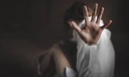 LATINA: ABUSI SESSUALI SU UN’ALUNNA, ARRESTATO BIDELLO