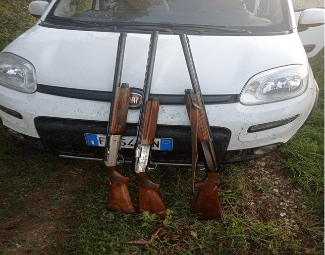 LATINA: DENUNCIATI DIECI BRACCONIERI, SEQUESTRATI FUCILI E CARDELLINI VIVI