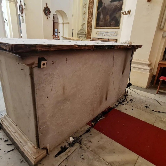 FROSINONE: VANDALI APPICCANO IL FUOCO IN CHIESA, INDAGINI IN CORSO
