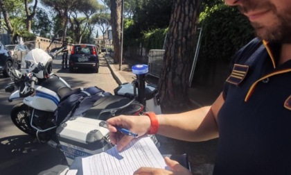 ROMA: NON SI FERMA AL ROSSO E TENTA DI INVESTIRE UN AGENTE, PRESO