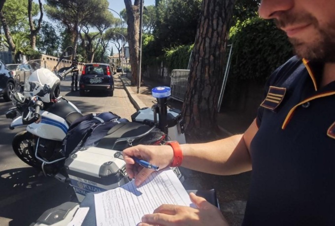 ROMA: NON SI FERMA AL ROSSO E TENTA DI INVESTIRE UN AGENTE, PRESO