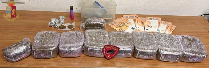ROMA: SEQUESTRATI 4 CHILI DI DROGA
