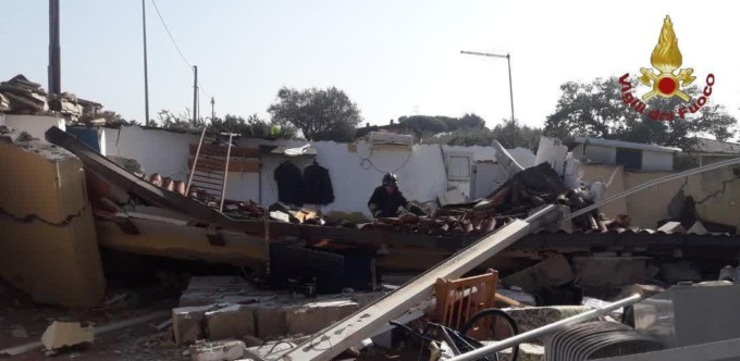 ANZIO: ESPLOSIONE IN UNA VILLETTA, DONNA ESTRATTA VIVA DALLE MACERIE