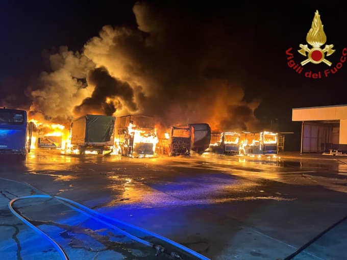 NETTUNO: INCENDIO IN OFFICINA, 20 BUS IN FIAMME