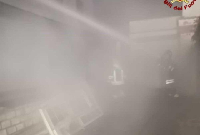 ROMA: INCENDIO DISTRUGGE UNA VERANDA A SANTA MARINELLA