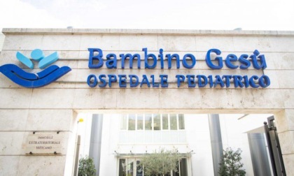 ROMA: BIMBO CADE DAL MURETTO, E’ GRAVE