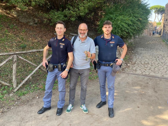 ROMA: SERPENTE ALL’ARCO DI TRAVERTINO