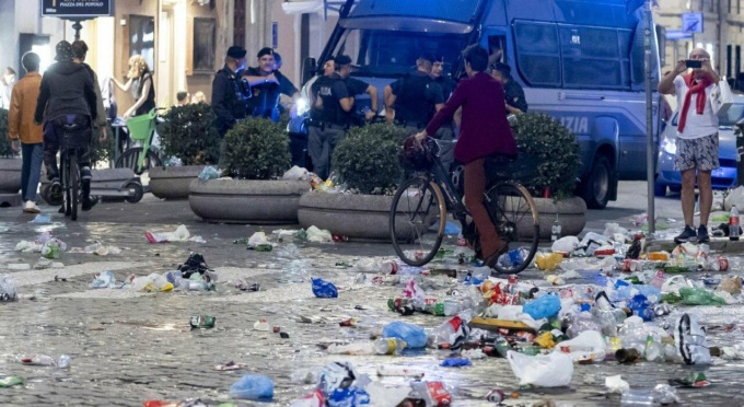 ROMA: PIAZZA DEL POPOLO INVASA DAI RIFIUTI
