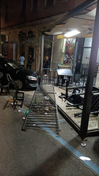 LATINA: AUTO TRAVOLGE UN GAZEBO, GIOVANI FERITI