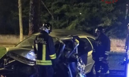 ROMA: AUTO CONTRO ALBERO, DUE MORTI