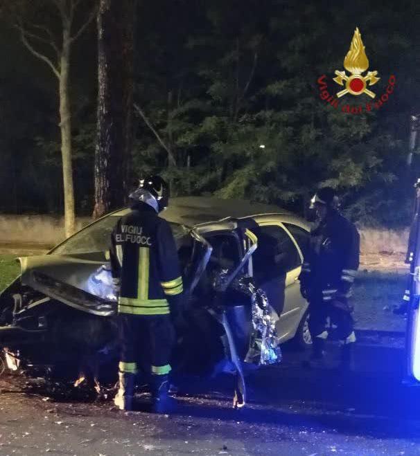 ROMA: AUTO CONTRO ALBERO, DUE MORTI