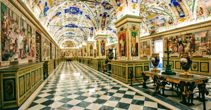 ROMA: DANNEGGIA SCULTURE DEI MUSEI VATICANI, FERMATO TURISTA
