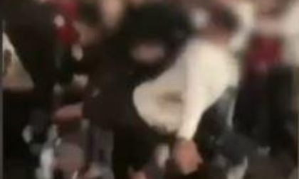 ROMA: CALCI IN FACCIA AD UN SENZATETTO A TRASTEVERE, VIDEO CHOC