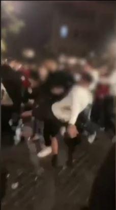 ROMA: CALCI IN FACCIA AD UN SENZATETTO A TRASTEVERE, VIDEO CHOC
