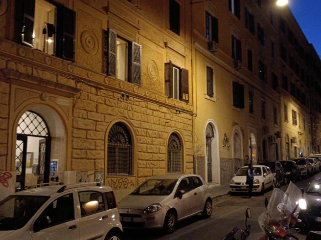 ROMA: MUORE DAVANTI CASA A SAN LORENZO, E’ GIALLO