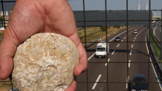 CORENO AUSONIO: SASSI DAL CAVALCAVIA, LA DENUNCIA DEL SINDACO