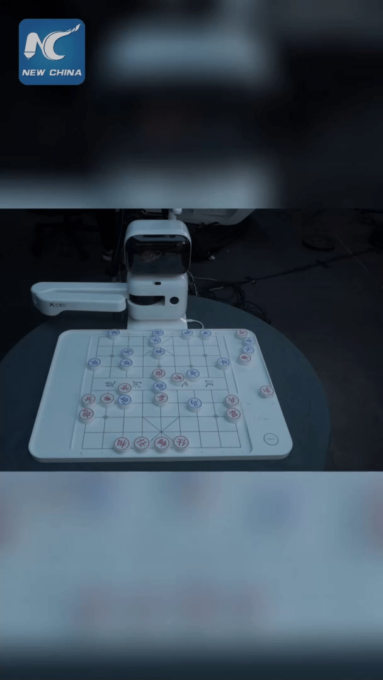 Cina: un robot per scacchi sfida i professionisti a Shenzhen