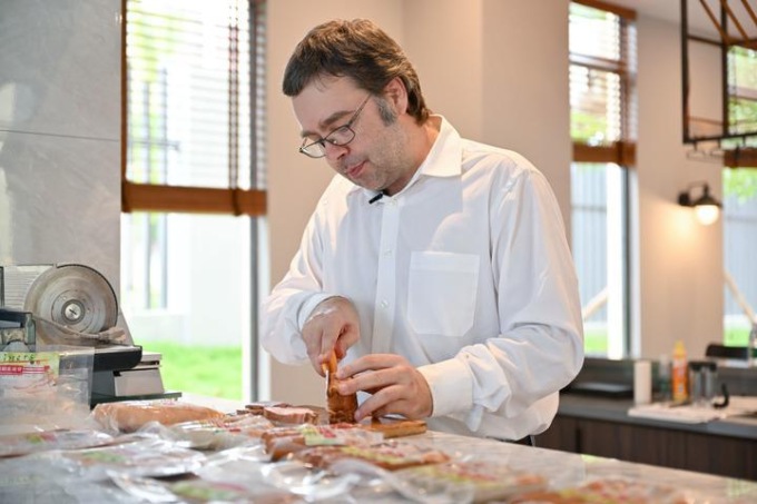 CINA: “UOMO DELLE SALSICCE” TEDESCO CREA MARCHIO DI SUCCESSO IN HAINAN