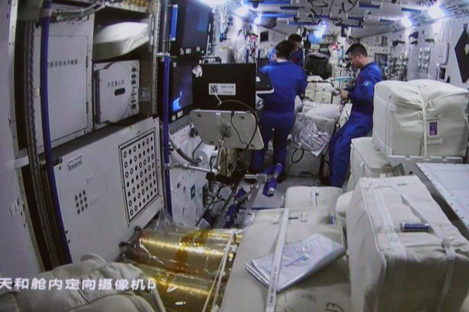 CINA: EQUIPAGGIO DELLA SHENZHOU-14 ENTRA NELLA NAVICELLA CARGO TIANZHOU-5