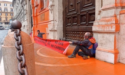 ROMA: BLITZ DEGLI ATTIVISTI, VERNICE ARANCIONE CONTRO CASSA DEPOSITI E PRESTITI