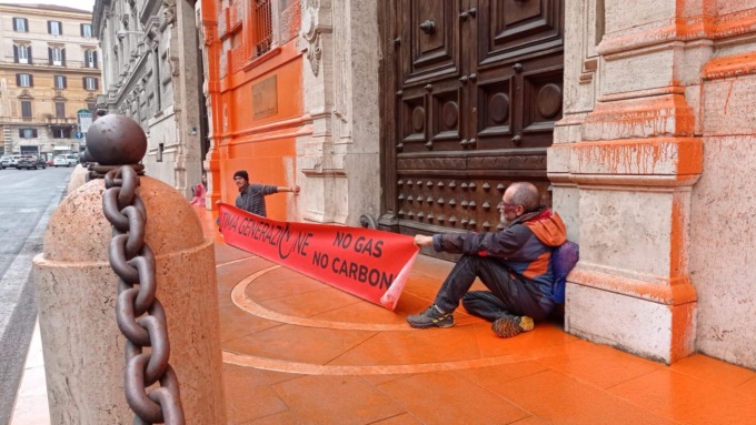 ROMA: BLITZ DEGLI ATTIVISTI, VERNICE ARANCIONE CONTRO CASSA DEPOSITI E PRESTITI