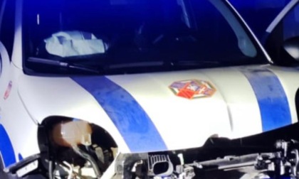 ROMA: AGENTI TRAVOLTI DA UN’AUTO, SI CERCANO I FUGGITIVI
