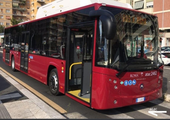 ROMA: MOLESTA STUDENTESSE SUL BUS, ARRESTATO