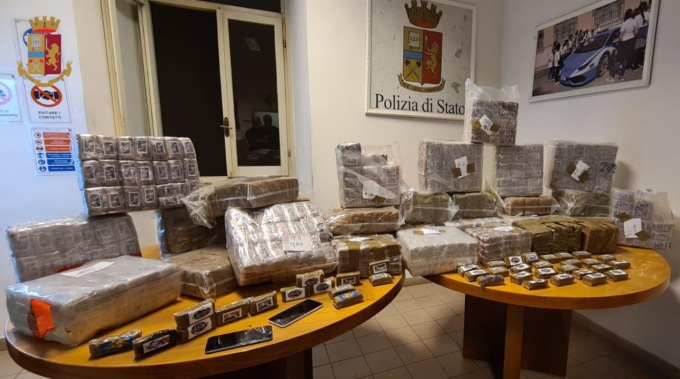 ROMA: IN CASA CON  229 CHILI DI DROGA, ARRESTATI