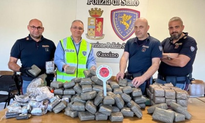 CASSINO: TROVATO CON 84 CHILI DI DROGA IN AUTO